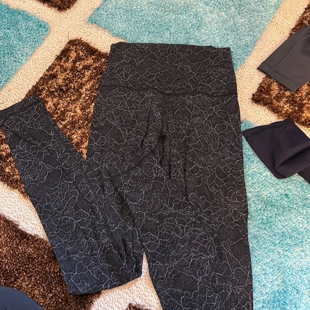 Navy floral patterned lulu align leggings - size 2